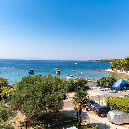 Apartman Petra S Pogledom Na More Banjol Bagian luar foto