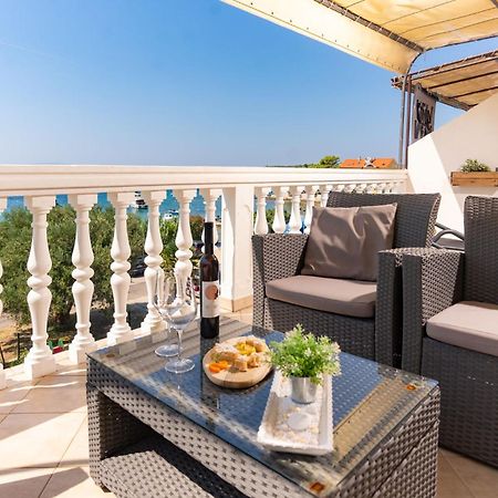 Apartman Petra S Pogledom Na More Banjol Bagian luar foto