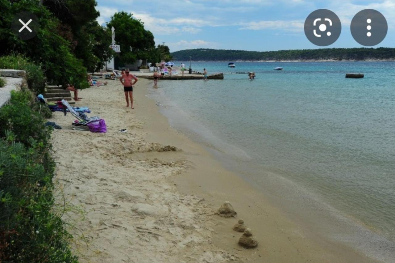 Apartman Petra S Pogledom Na More Banjol Bagian luar foto