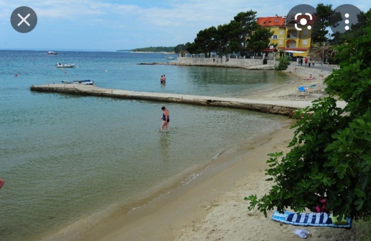 Apartman Petra S Pogledom Na More Banjol Bagian luar foto