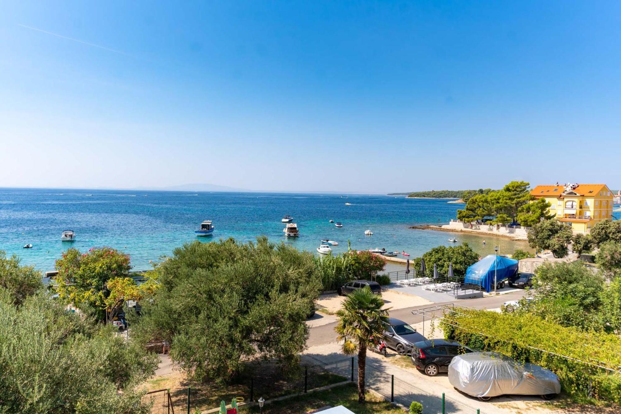 Apartman Petra S Pogledom Na More Banjol Bagian luar foto