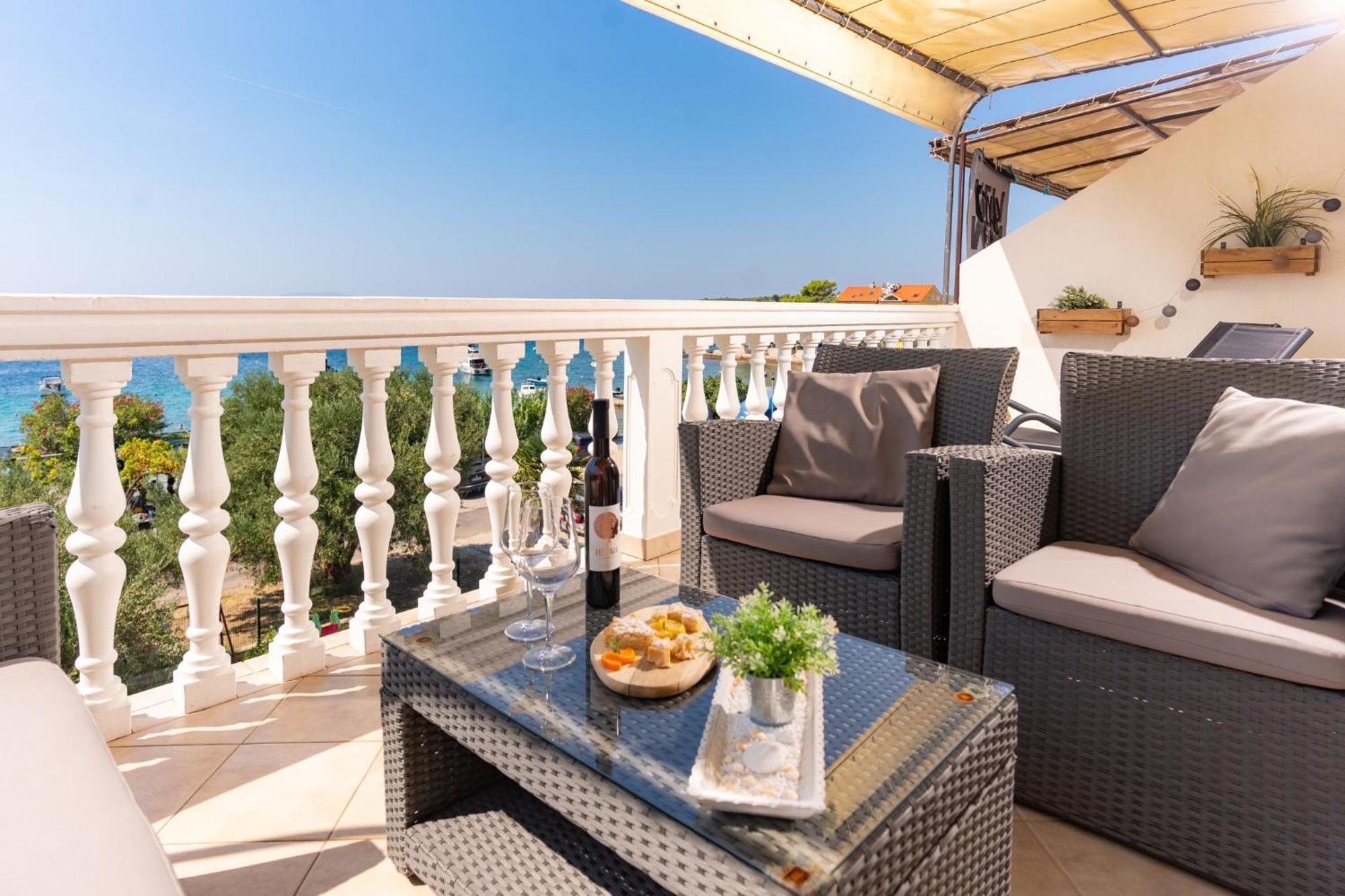 Apartman Petra S Pogledom Na More Banjol Bagian luar foto