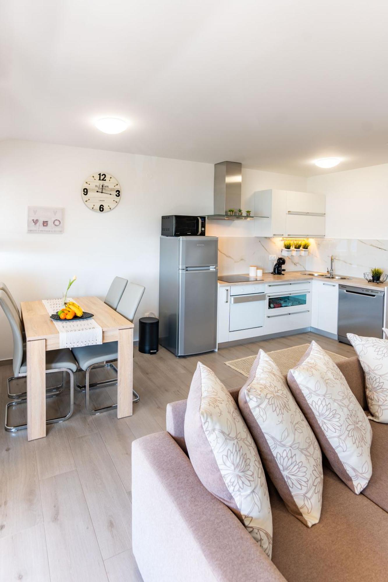Apartman Petra S Pogledom Na More Banjol Bagian luar foto