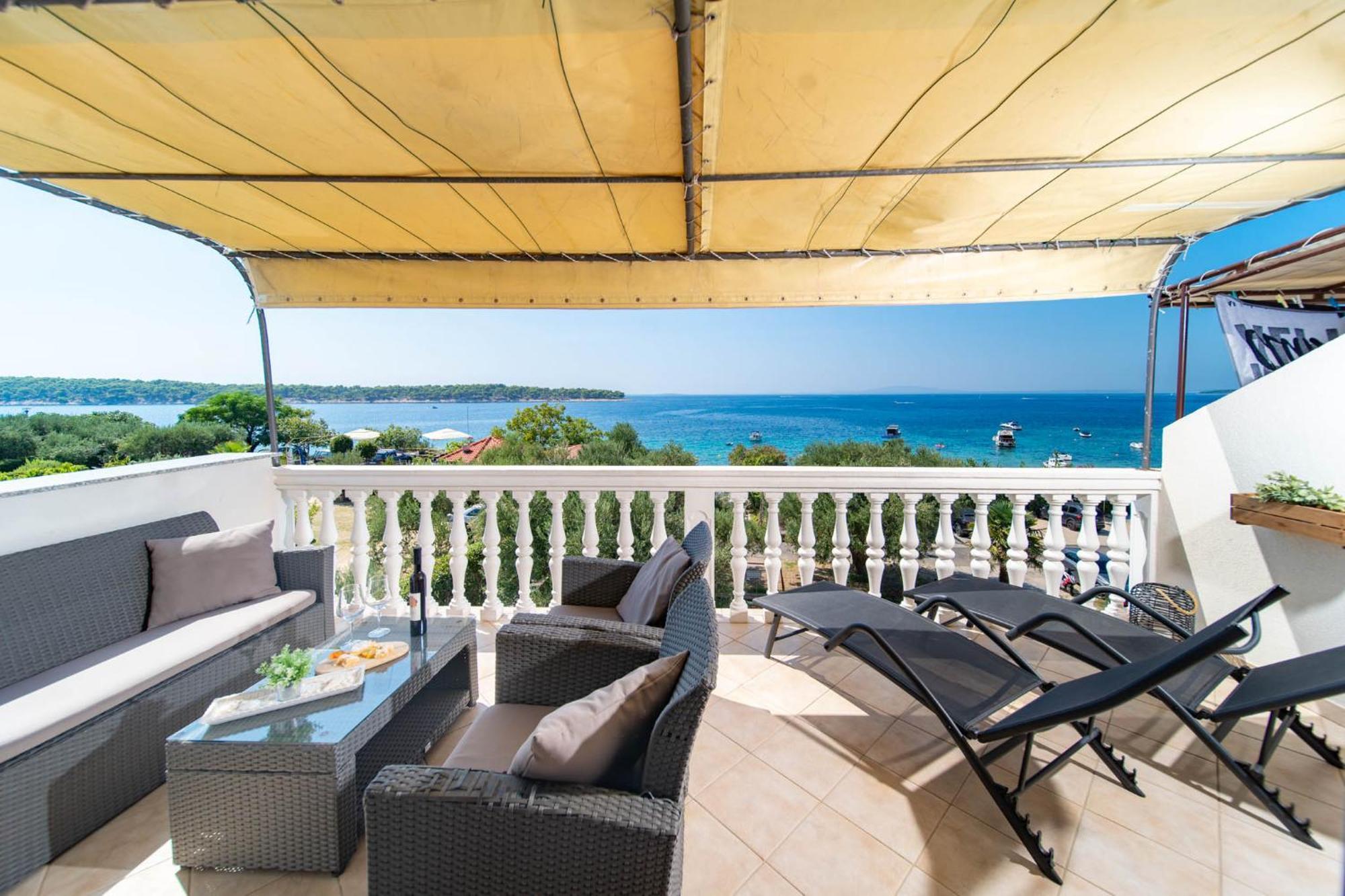 Apartman Petra S Pogledom Na More Banjol Bagian luar foto