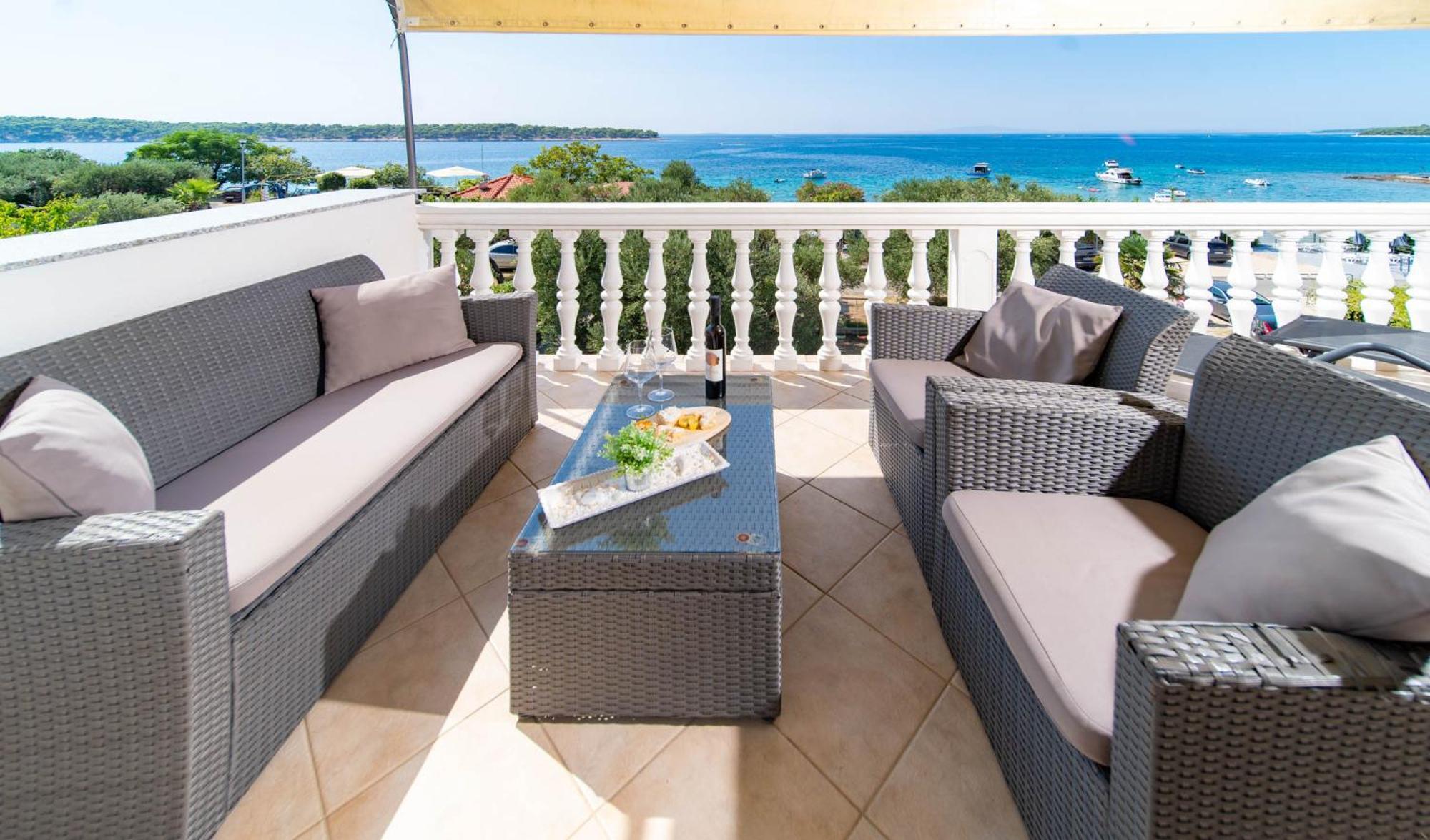 Apartman Petra S Pogledom Na More Banjol Bagian luar foto