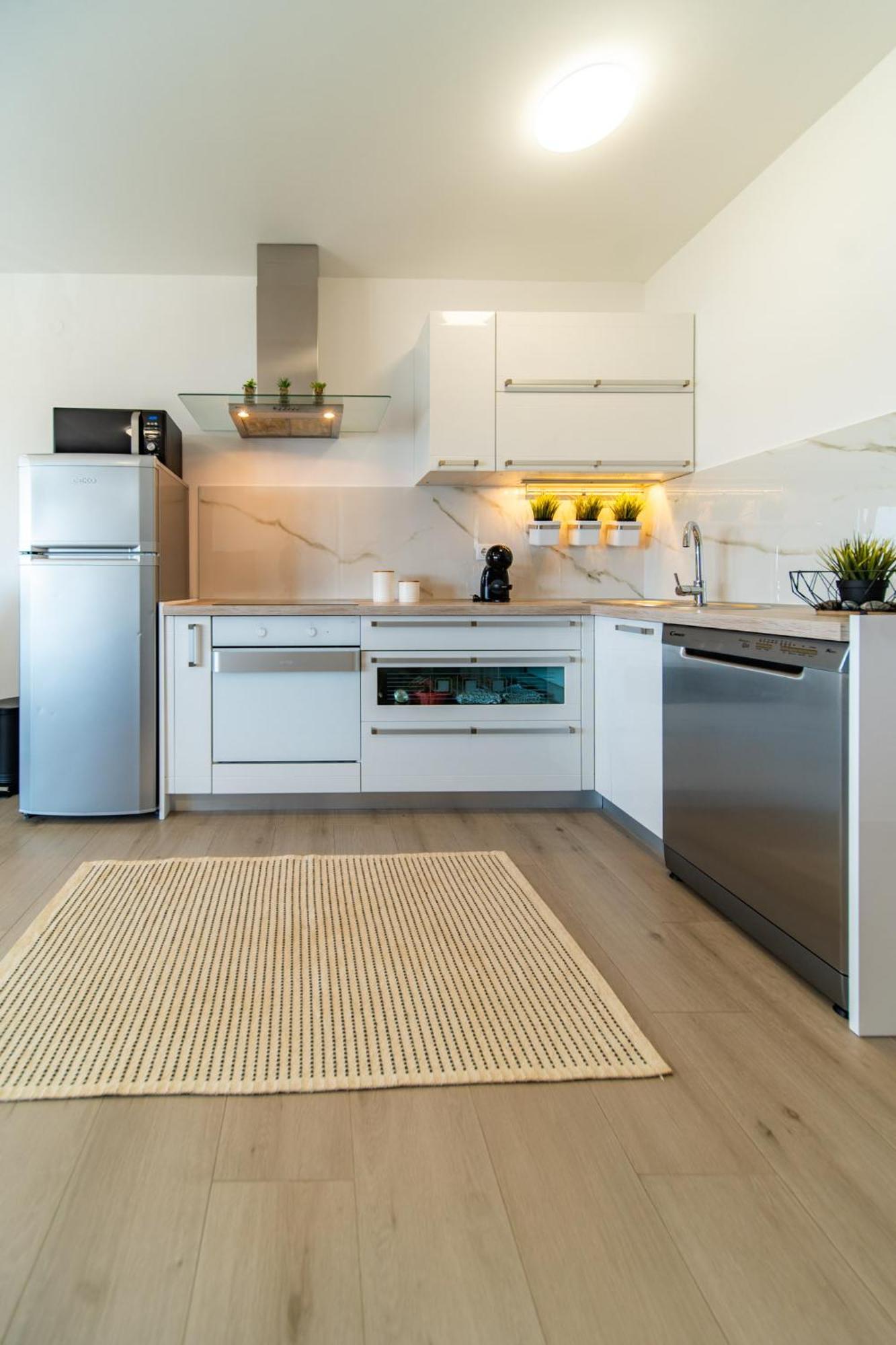 Apartman Petra S Pogledom Na More Banjol Bagian luar foto